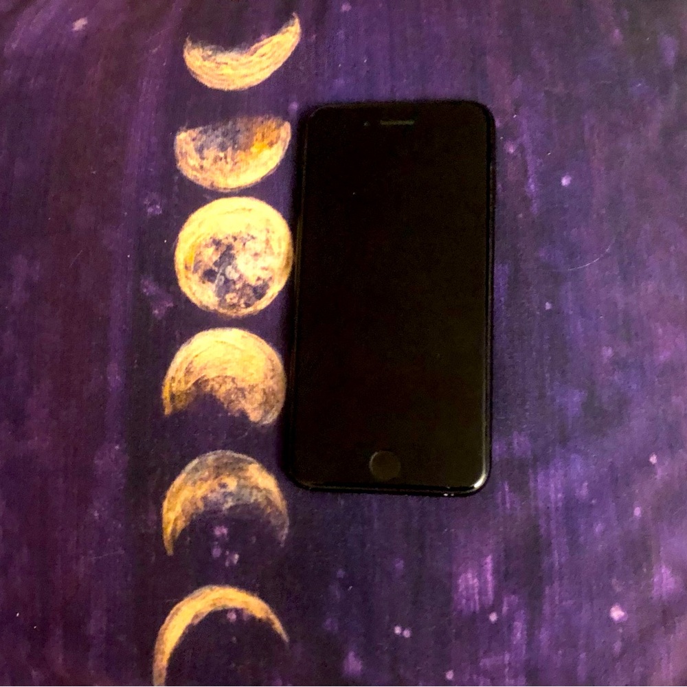 MINT condition IPHONE 7 32 GB only used for phone calls